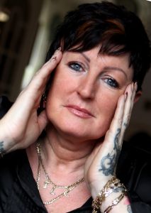 22-01-2011 SHOWBIZZ; HET WORD LESLEY SAUNDERS ALLEMAAL EEN BEETJE TE VEEL. De moeder van Ben en Dean Saunders heeft het er allemaal niet makkelijk mee. De spanning, het werk en talloze berichtjes via sms en email zorgen ervoor dat haar hoofd overloopt.Ik kom niet meer toe aan de dagelijkse dingen. Zal blij zijn als alles achter de rug is en wij weer normaal onze dingen kunnen gaan doen. Edwin Bredius was bij Lesley thuis op de koffie in Hoorn en maakte een mooi verhaal over vroeger en nu. Deze week in weekblad Prive.
foto: Albert den Iseger