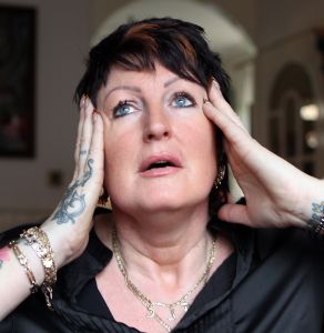 22-01-2011 SHOWBIZZ; HET WORD LESLEY SAUNDERS ALLEMAAL EEN BEETJE TE VEEL. De moeder van Ben en Dean Saunders heeft het er allemaal niet makkelijk mee. De spanning, het werk en talloze berichtjes via sms en email zorgen ervoor dat haar hoofd overloopt.Ik kom niet meer toe aan de dagelijkse dingen. Zal blij zijn als alles achter de rug is en wij weer normaal onze dingen kunnen gaan doen. Edwin Bredius was bij Lesley thuis op de koffie in Hoorn en maakte een mooi verhaal over vroeger en nu. Deze week in weekblad Prive.
foto: Albert den Iseger