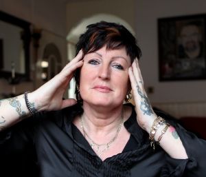 22-01-2011 SHOWBIZZ; HET WORD LESLEY SAUNDERS ALLEMAAL EEN BEETJE TE VEEL. De moeder van Ben en Dean Saunders heeft het er allemaal niet makkelijk mee. De spanning, het werk en talloze berichtjes via sms en email zorgen ervoor dat haar hoofd overloopt.Ik kom niet meer toe aan de dagelijkse dingen. Zal blij zijn als alles achter de rug is en wij weer normaal onze dingen kunnen gaan doen. Edwin Bredius was bij Lesley thuis op de koffie in Hoorn en maakte een mooi verhaal over vroeger en nu. Deze week in weekblad Prive.
foto: Albert den Iseger