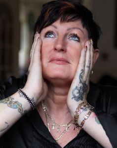 22-01-2011 SHOWBIZZ; HET WORD LESLEY SAUNDERS ALLEMAAL EEN BEETJE TE VEEL. De moeder van Ben en Dean Saunders heeft het er allemaal niet makkelijk mee. De spanning, het werk en talloze berichtjes via sms en email zorgen ervoor dat haar hoofd overloopt.Ik kom niet meer toe aan de dagelijkse dingen. Zal blij zijn als alles achter de rug is en wij weer normaal onze dingen kunnen gaan doen. Edwin Bredius was bij Lesley thuis op de koffie in Hoorn en maakte een mooi verhaal over vroeger en nu. Deze week in weekblad Prive.
foto: Albert den Iseger