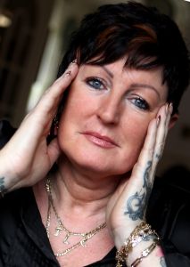 22-01-2010 SHOWBIZZ; HET WORD LESLEY SAUNDERS ALLEMAAL EEN BEETJE TE VEEL. De moeder van Ben en Dean Saunders heeft het er allemaal niet makkelijk mee. De spanning, het werk en talloze berichtjes via sms en email zorgen ervoor dat haar hoofd overloopt.Ik kom niet meer toe aan de dagelijkse dingen. Zal blij zijn als alles achter de rug is en wij weer normaal onze dingen kunnen gaan doen. Edwin Bredius was bij Lesley thuis op de koffie in Hoorn en maakte een mooi verhaal over vroeger en nu. Deze week in weekblad Prive.
foto: Albert den Iseger