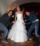 6-01-2011 SHOWBIZZ; DE MEEST VRIENDELIJKE TUINMAN VAN NEDERLAND MET A.S.  VROUW EN KINDEREN OP WINTERSPORT. Het ultieme gezinsgeluk in de Oostenrijkse sneeuw was dit jaar voor Lodewijk Hoekstra en zijn aanstaande vrouw Kristel. Het paar heeft plannen om in het voorjaar van dit nieuwe jaar te gaan trouwen in Spanje. Wij namen met paar mee naar Seefeld in het prachtige Alpenmedhotel Lamm. Lodewijk en Kristel genoten samen met hun kinderen Diese en Mels van het prachtige winterse landschap en natuurlijk van de eerste skilessen. De hele reportage vind u terug in Prive nr.51.
Foto: Albert den Iseger.