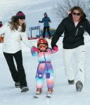 6-01-2011 SHOWBIZZ; DE MEEST VRIENDELIJKE TUINMAN VAN NEDERLAND MET A.S.  VROUW EN KINDEREN OP WINTERSPORT. Het ultieme gezinsgeluk in de Oostenrijkse sneeuw was dit jaar voor Lodewijk Hoekstra en zijn aanstaande vrouw Kristel. Het paar heeft plannen om in het voorjaar van dit nieuwe jaar te gaan trouwen in Spanje. Wij namen met paar mee naar Seefeld in het prachtige Alpenmedhotel Lamm. Lodewijk en Kristel genoten samen met hun kinderen Diese en Mels van het prachtige winterse landschap en natuurlijk van de eerste skilessen. De hele reportage vind u terug in Prive nr.51.
Foto: Albert den Iseger.