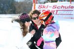 6-01-2011 SHOWBIZZ; DE MEEST VRIENDELIJKE TUINMAN VAN NEDERLAND MET A.S.  VROUW EN KINDEREN OP WINTERSPORT. Het ultieme gezinsgeluk in de Oostenrijkse sneeuw was dit jaar voor Lodewijk Hoekstra en zijn aanstaande vrouw Kristel. Het paar heeft plannen om in het voorjaar van dit nieuwe jaar te gaan trouwen in Spanje. Wij namen met paar mee naar Seefeld in het prachtige Alpenmedhotel Lamm. Lodewijk en Kristel genoten samen met hun kinderen Diese en Mels van het prachtige winterse landschap en natuurlijk van de eerste skilessen. De hele reportage vind u terug in Prive nr.51.
Foto: Albert den Iseger.