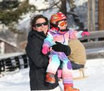 6-01-2011 SHOWBIZZ; DE MEEST VRIENDELIJKE TUINMAN VAN NEDERLAND MET A.S.  VROUW EN KINDEREN OP WINTERSPORT. Het ultieme gezinsgeluk in de Oostenrijkse sneeuw was dit jaar voor Lodewijk Hoekstra en zijn aanstaande vrouw Kristel. Het paar heeft plannen om in het voorjaar van dit nieuwe jaar te gaan trouwen in Spanje. Wij namen met paar mee naar Seefeld in het prachtige Alpenmedhotel Lamm. Lodewijk en Kristel genoten samen met hun kinderen Diese en Mels van het prachtige winterse landschap en natuurlijk van de eerste skilessen. De hele reportage vind u terug in Prive nr.51.
Foto: Albert den Iseger.