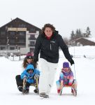 6-01-2011 SHOWBIZZ; DE MEEST VRIENDELIJKE TUINMAN VAN NEDERLAND MET A.S.  VROUW EN KINDEREN OP WINTERSPORT. Het ultieme gezinsgeluk in de Oostenrijkse sneeuw was dit jaar voor Lodewijk Hoekstra en zijn aanstaande vrouw Kristel. Het paar heeft plannen om in het voorjaar van dit nieuwe jaar te gaan trouwen in Spanje. Wij namen met paar mee naar Seefeld in het prachtige Alpenmedhotel Lamm. Lodewijk en Kristel genoten samen met hun kinderen Diese en Mels van het prachtige winterse landschap en natuurlijk van de eerste skilessen. De hele reportage vind u terug in Prive nr.51.
Foto: Albert den Iseger.