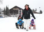 6-01-2011 SHOWBIZZ; DE MEEST VRIENDELIJKE TUINMAN VAN NEDERLAND MET A.S.  VROUW EN KINDEREN OP WINTERSPORT. Het ultieme gezinsgeluk in de Oostenrijkse sneeuw was dit jaar voor Lodewijk Hoekstra en zijn aanstaande vrouw Kristel. Het paar heeft plannen om in het voorjaar van dit nieuwe jaar te gaan trouwen in Spanje. Wij namen met paar mee naar Seefeld in het prachtige Alpenmedhotel Lamm. Lodewijk en Kristel genoten samen met hun kinderen Diese en Mels van het prachtige winterse landschap en natuurlijk van de eerste skilessen. De hele reportage vind u terug in Prive nr.51.
Foto: Albert den Iseger.