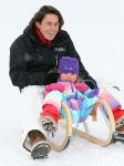 6-01-2011 SHOWBIZZ; DE MEEST VRIENDELIJKE TUINMAN VAN NEDERLAND MET A.S.  VROUW EN KINDEREN OP WINTERSPORT. Het ultieme gezinsgeluk in de Oostenrijkse sneeuw was dit jaar voor Lodewijk Hoekstra en zijn aanstaande vrouw Kristel. Het paar heeft plannen om in het voorjaar van dit nieuwe jaar te gaan trouwen in Spanje. Wij namen met paar mee naar Seefeld in het prachtige Alpenmedhotel Lamm. Lodewijk en Kristel genoten samen met hun kinderen Diese en Mels van het prachtige winterse landschap en natuurlijk van de eerste skilessen. De hele reportage vind u terug in Prive nr.51.
Foto: Albert den Iseger.