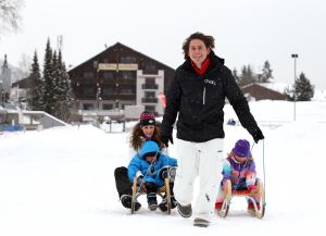 6-01-2011 SHOWBIZZ; DE MEEST VRIENDELIJKE TUINMAN VAN NEDERLAND MET A.S.  VROUW EN KINDEREN OP WINTERSPORT. Het ultieme gezinsgeluk in de Oostenrijkse sneeuw was dit jaar voor Lodewijk Hoekstra en zijn aanstaande vrouw Kristel. Het paar heeft plannen om in het voorjaar van dit nieuwe jaar te gaan trouwen in Spanje. Wij namen met paar mee naar Seefeld in het prachtige Alpenmedhotel Lamm. Lodewijk en Kristel genoten samen met hun kinderen Diese en Mels van het prachtige winterse landschap en natuurlijk van de eerste skilessen. De hele reportage vind u terug in Prive nr.51.
Foto: Albert den Iseger.