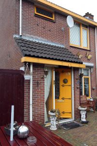 22-01-2011 SHOWBIZZ; HET WORD LESLEY SAUNDERS ALLEMAAL EEN BEETJE TE VEEL. De moeder van Ben en Dean Saunders heeft het er allemaal niet makkelijk mee. De spanning, het werk en talloze berichtjes via sms en email zorgen ervoor dat haar hoofd overloopt.Ik kom niet meer toe aan de dagelijkse dingen. Zal blij zijn als alles achter de rug is en wij weer normaal onze dingen kunnen gaan doen. Edwin Bredius was bij Lesley thuis op de koffie in Hoorn en maakte een mooi verhaal over vroeger en nu. Deze week in weekblad Prive.
foto: Albert den Iseger