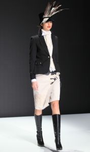30-01-2012 SHOWBIZZ; ERNY VAN REIJMERSDAL TOONDE ZIJN NIEUWE COLLECTIE OP AMSTERDAM FASHIONWEEK. Het bloed kruipt waar het niet kan gaan, zegt Erny na zijn schitterende modeshow op de A.F.W. Bij het zien van het eerste gedeelte van de show weet en voel je al de vakmanschap van Erny. Prachtige stoffen en opmerkelijk veel vossen bont, gecombineerd met prachtige stoere laarzen en ruig leer. Iedereen ging op de banken staan en Erny en zijn partner genoten van het minutenlang applause.
foto: Albert den Iseger.