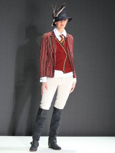 30-01-2012 SHOWBIZZ; ERNY VAN REIJMERSDAL TOONDE ZIJN NIEUWE COLLECTIE OP AMSTERDAM FASHIONWEEK. Het bloed kruipt waar het niet kan gaan, zegt Erny na zijn schitterende modeshow op de A.F.W. Bij het zien van het eerste gedeelte van de show weet en voel je al de vakmanschap van Erny. Prachtige stoffen en opmerkelijk veel vossen bont, gecombineerd met prachtige stoere laarzen en ruig leer. Iedereen ging op de banken staan en Erny en zijn partner genoten van het minutenlang applause.
foto: Albert den Iseger.