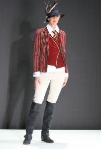 30-01-2012 SHOWBIZZ; ERNY VAN REIJMERSDAL TOONDE ZIJN NIEUWE COLLECTIE OP AMSTERDAM FASHIONWEEK. Het bloed kruipt waar het niet kan gaan, zegt Erny na zijn schitterende modeshow op de A.F.W. Bij het zien van het eerste gedeelte van de show weet en voel je al de vakmanschap van Erny. Prachtige stoffen en opmerkelijk veel vossen bont, gecombineerd met prachtige stoere laarzen en ruig leer. Iedereen ging op de banken staan en Erny en zijn partner genoten van het minutenlang applause.
foto: Albert den Iseger.