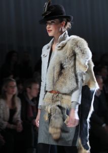 30-01-2012 SHOWBIZZ; ERNY VAN REIJMERSDAL TOONDE ZIJN NIEUWE COLLECTIE OP AMSTERDAM FASHIONWEEK. Het bloed kruipt waar het niet kan gaan, zegt Erny na zijn schitterende modeshow op de A.F.W. Bij het zien van het eerste gedeelte van de show weet en voel je al de vakmanschap van Erny. Prachtige stoffen en opmerkelijk veel vossen bont, gecombineerd met prachtige stoere laarzen en ruig leer. Iedereen ging op de banken staan en Erny en zijn partner genoten van het minutenlang applause.
foto: Albert den Iseger.