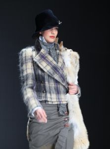 30-01-2012 SHOWBIZZ; ERNY VAN REIJMERSDAL TOONDE ZIJN NIEUWE COLLECTIE OP AMSTERDAM FASHIONWEEK. Het bloed kruipt waar het niet kan gaan, zegt Erny na zijn schitterende modeshow op de A.F.W. Bij het zien van het eerste gedeelte van de show weet en voel je al de vakmanschap van Erny. Prachtige stoffen en opmerkelijk veel vossen bont, gecombineerd met prachtige stoere laarzen en ruig leer. Iedereen ging op de banken staan en Erny en zijn partner genoten van het minutenlang applause.
foto: Albert den Iseger.
