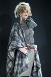 30-01-2012 SHOWBIZZ; ERNY VAN REIJMERSDAL TOONDE ZIJN NIEUWE COLLECTIE OP AMSTERDAM FASHIONWEEK. Het bloed kruipt waar het niet kan gaan, zegt Erny na zijn schitterende modeshow op de A.F.W. Bij het zien van het eerste gedeelte van de show weet en voel je al de vakmanschap van Erny. Prachtige stoffen en opmerkelijk veel vossen bont, gecombineerd met prachtige stoere laarzen en ruig leer. Iedereen ging op de banken staan en Erny en zijn partner genoten van het minutenlang applause.
foto: Albert den Iseger.