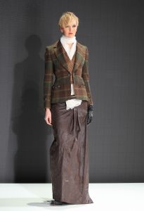 30-01-2012 SHOWBIZZ; ERNY VAN REIJMERSDAL TOONDE ZIJN NIEUWE COLLECTIE OP AMSTERDAM FASHIONWEEK. Het bloed kruipt waar het niet kan gaan, zegt Erny na zijn schitterende modeshow op de A.F.W. Bij het zien van het eerste gedeelte van de show weet en voel je al de vakmanschap van Erny. Prachtige stoffen en opmerkelijk veel vossen bont, gecombineerd met prachtige stoere laarzen en ruig leer. Iedereen ging op de banken staan en Erny en zijn partner genoten van het minutenlang applause.
foto: Albert den Iseger.