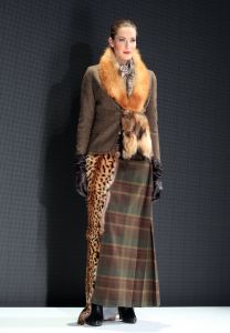 30-01-2012 SHOWBIZZ; ERNY VAN REIJMERSDAL TOONDE ZIJN NIEUWE COLLECTIE OP AMSTERDAM FASHIONWEEK. Het bloed kruipt waar het niet kan gaan, zegt Erny na zijn schitterende modeshow op de A.F.W. Bij het zien van het eerste gedeelte van de show weet en voel je al de vakmanschap van Erny. Prachtige stoffen en opmerkelijk veel vossen bont, gecombineerd met prachtige stoere laarzen en ruig leer. Iedereen ging op de banken staan en Erny en zijn partner genoten van het minutenlang applause.
foto: Albert den Iseger.