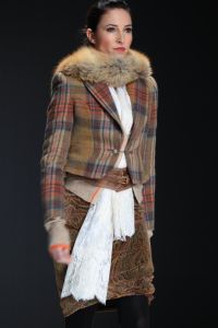 30-01-2012 SHOWBIZZ; ERNY VAN REIJMERSDAL TOONDE ZIJN NIEUWE COLLECTIE OP AMSTERDAM FASHIONWEEK. Het bloed kruipt waar het niet kan gaan, zegt Erny na zijn schitterende modeshow op de A.F.W. Bij het zien van het eerste gedeelte van de show weet en voel je al de vakmanschap van Erny. Prachtige stoffen en opmerkelijk veel vossen bont, gecombineerd met prachtige stoere laarzen en ruig leer. Iedereen ging op de banken staan en Erny en zijn partner genoten van het minutenlang applause.
foto: Albert den Iseger.