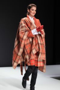 30-01-2012 SHOWBIZZ; ERNY VAN REIJMERSDAL TOONDE ZIJN NIEUWE COLLECTIE OP AMSTERDAM FASHIONWEEK. Het bloed kruipt waar het niet kan gaan, zegt Erny na zijn schitterende modeshow op de A.F.W. Bij het zien van het eerste gedeelte van de show weet en voel je al de vakmanschap van Erny. Prachtige stoffen en opmerkelijk veel vossen bont, gecombineerd met prachtige stoere laarzen en ruig leer. Iedereen ging op de banken staan en Erny en zijn partner genoten van het minutenlang applause.
foto: Albert den Iseger.
