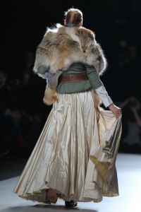 30-01-2012 SHOWBIZZ; ERNY VAN REIJMERSDAL TOONDE ZIJN NIEUWE COLLECTIE OP AMSTERDAM FASHIONWEEK. Het bloed kruipt waar het niet kan gaan, zegt Erny na zijn schitterende modeshow op de A.F.W. Bij het zien van het eerste gedeelte van de show weet en voel je al de vakmanschap van Erny. Prachtige stoffen en opmerkelijk veel vossen bont, gecombineerd met prachtige stoere laarzen en ruig leer. Iedereen ging op de banken staan en Erny en zijn partner genoten van het minutenlang applause.
foto: Albert den Iseger.