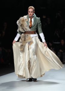 30-01-2012 SHOWBIZZ; ERNY VAN REIJMERSDAL TOONDE ZIJN NIEUWE COLLECTIE OP AMSTERDAM FASHIONWEEK. Het bloed kruipt waar het niet kan gaan, zegt Erny na zijn schitterende modeshow op de A.F.W. Bij het zien van het eerste gedeelte van de show weet en voel je al de vakmanschap van Erny. Prachtige stoffen en opmerkelijk veel vossen bont, gecombineerd met prachtige stoere laarzen en ruig leer. Iedereen ging op de banken staan en Erny en zijn partner genoten van het minutenlang applause.
foto: Albert den Iseger.