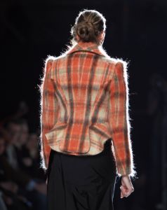 30-01-2012 SHOWBIZZ; ERNY VAN REIJMERSDAL TOONDE ZIJN NIEUWE COLLECTIE OP AMSTERDAM FASHIONWEEK. Het bloed kruipt waar het niet kan gaan, zegt Erny na zijn schitterende modeshow op de A.F.W. Bij het zien van het eerste gedeelte van de show weet en voel je al de vakmanschap van Erny. Prachtige stoffen en opmerkelijk veel vossen bont, gecombineerd met prachtige stoere laarzen en ruig leer. Iedereen ging op de banken staan en Erny en zijn partner genoten van het minutenlang applause.
foto: Albert den Iseger.