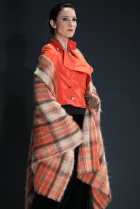 30-01-2012 SHOWBIZZ; ERNY VAN REIJMERSDAL TOONDE ZIJN NIEUWE COLLECTIE OP AMSTERDAM FASHIONWEEK. Het bloed kruipt waar het niet kan gaan, zegt Erny na zijn schitterende modeshow op de A.F.W. Bij het zien van het eerste gedeelte van de show weet en voel je al de vakmanschap van Erny. Prachtige stoffen en opmerkelijk veel vossen bont, gecombineerd met prachtige stoere laarzen en ruig leer. Iedereen ging op de banken staan en Erny en zijn partner genoten van het minutenlang applause.
foto: Albert den Iseger.