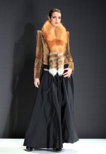 30-01-2012 SHOWBIZZ; ERNY VAN REIJMERSDAL TOONDE ZIJN NIEUWE COLLECTIE OP AMSTERDAM FASHIONWEEK. Het bloed kruipt waar het niet kan gaan, zegt Erny na zijn schitterende modeshow op de A.F.W. Bij het zien van het eerste gedeelte van de show weet en voel je al de vakmanschap van Erny. Prachtige stoffen en opmerkelijk veel vossen bont, gecombineerd met prachtige stoere laarzen en ruig leer. Iedereen ging op de banken staan en Erny en zijn partner genoten van het minutenlang applause.
foto: Albert den Iseger.
