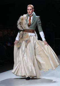 30-01-2012 SHOWBIZZ; ERNY VAN REIJMERSDAL TOONDE ZIJN NIEUWE COLLECTIE OP AMSTERDAM FASHIONWEEK. Het bloed kruipt waar het niet kan gaan, zegt Erny na zijn schitterende modeshow op de A.F.W. Bij het zien van het eerste gedeelte van de show weet en voel je al de vakmanschap van Erny. Prachtige stoffen en opmerkelijk veel vossen bont, gecombineerd met prachtige stoere laarzen en ruig leer. Iedereen ging op de banken staan en Erny en zijn partner genoten van het minutenlang applause.
foto: Albert den Iseger.