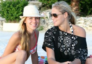 05-01-2012 SHOWBIZZ; JAN EN LIZA SMIT,NICK EN SIMON EN PARTNERS OP WERKVAKANTIE OP CURACAO. Het was weer gezellig op Mambo Beach en bij het nabijgelegen Lions Dive hotel. Elke dag was er Foot Volley samen met Edwin van der Sar en Frank de Boer. Natuurlijk deden Nick en Simon ook mee samen met Jan Smit. Gezellig was het natuurlijk met grappenmaker Najib Amhali die er ook 2 optredens deed. Gerard Joling kwam nog even aanwaaien samen met Wilfred Genee. Irene Moors zou ook nog even op visite komen maar kon helaas niet ivm met de Life for You uitzending zondagmiddag. Patty Brard kwam na de kerstdagen ook nog even langs , want zonder Patty is het feest natuurlijk niet geslaagd. Het weer was top met op zijn tijd een plons regen. Heel Volendam genoot weer van een korte werkvakantie op prachtig Curacao. Jaap Buijs hield de teugels strak en dirigeerde
samen met de meegevlogen ouders van het Volendamse talent regelmatig een pauze in, zodat ze straks weer fris aan de bak kunnen gaan.
foto: Albert den Iseger.
