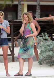 05-01-2012 SHOWBIZZ; JAN EN LIZA SMIT,NICK EN SIMON EN PARTNERS OP WERKVAKANTIE OP CURACAO. Het was weer gezellig op Mambo Beach en bij het nabijgelegen Lions Dive hotel. Elke dag was er Foot Volley samen met Edwin van der Sar en Frank de Boer. Natuurlijk deden Nick en Simon ook mee samen met Jan Smit. Gezellig was het natuurlijk met grappenmaker Najib Amhali die er ook 2 optredens  deed. Gerard Joling kwam nog even aanwaaien samen met Wilfred Genee. Irene Moors zou ook nog even op visite komen maar kon helaas niet ivm met de Life for You uitzending zondagmiddag. Patty Brard kwam na de kerstdagen ook nog even langs , want zonder Patty is het feest natuurlijk niet geslaagd. Het weer was top met op zijn tijd een plons regen. Heel Volendam genoot weer van een korte werkvakantie op prachtig Curacao. Jaap Buijs hield de teugels strak en dirigeerde
 samen met de meegevlogen ouders van het Volendamse talent  regelmatig een pauze in, zodat ze straks weer fris aan de bak kunnen gaan.
foto: Albert den Iseger.