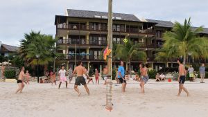 05-01-2012 SHOWBIZZ; JAN EN LIZA SMIT,NICK EN SIMON EN PARTNERS OP WERKVAKANTIE OP CURACAO. Het was weer gezellig op Mambo Beach en bij het nabijgelegen Lions Dive hotel. Elke dag was er Foot Volley samen met Edwin van der Sar en Frank de Boer. Natuurlijk deden Nick en Simon ook mee samen met Jan Smit. Gezellig was het natuurlijk met grappenmaker Najib Amhali die er ook 2 optredens  deed. Gerard Joling kwam nog even aanwaaien samen met Wilfred Genee. Irene Moors zou ook nog even op visite komen maar kon helaas niet ivm met de Life for You uitzending zondagmiddag. Patty Brard kwam na de kerstdagen ook nog even langs , want zonder Patty is het feest natuurlijk niet geslaagd. Het weer was top met op zijn tijd een plons regen. Heel Volendam genoot weer van een korte werkvakantie op prachtig Curacao. Jaap Buijs hield de teugels strak en dirigeerde
 samen met de meegevlogen ouders van het Volendamse talent  regelmatig een pauze in, zodat ze straks weer fris aan de bak kunnen gaan.
foto: Albert den Iseger.