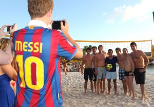 05-01-2012 SHOWBIZZ; JAN EN LIZA SMIT,NICK EN SIMON EN PARTNERS OP WERKVAKANTIE OP CURACAO. Het was weer gezellig op Mambo Beach en bij het nabijgelegen Lions Dive hotel. Elke dag was er Foot Volley samen met Edwin van der Sar en Frank de Boer. Natuurlijk deden Nick en Simon ook mee samen met Jan Smit. Gezellig was het natuurlijk met grappenmaker Najib Amhali die er ook 2 optredens  deed. Gerard Joling kwam nog even aanwaaien samen met Wilfred Genee. Irene Moors zou ook nog even op visite komen maar kon helaas niet ivm met de Life for You uitzending zondagmiddag. Patty Brard kwam na de kerstdagen ook nog even langs , want zonder Patty is het feest natuurlijk niet geslaagd. Het weer was top met op zijn tijd een plons regen. Heel Volendam genoot weer van een korte werkvakantie op prachtig Curacao. Jaap Buijs hield de teugels strak en dirigeerde
 samen met de meegevlogen ouders van het Volendamse talent  regelmatig een pauze in, zodat ze straks weer fris aan de bak kunnen gaan.
foto: Albert den Iseger.