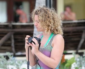 05-01-2012 SHOWBIZZ; JAN EN LIZA SMIT,NICK EN SIMON EN PARTNERS OP WERKVAKANTIE OP CURACAO. Het was weer gezellig op Mambo Beach en bij het nabijgelegen Lions Dive hotel. Elke dag was er Foot Volley samen met Edwin van der Sar en Frank de Boer. Natuurlijk deden Nick en Simon ook mee samen met Jan Smit. Gezellig was het natuurlijk met grappenmaker Najib Amhali die er ook 2 optredens  deed. Gerard Joling kwam nog even aanwaaien samen met Wilfred Genee. Irene Moors zou ook nog even op visite komen maar kon helaas niet ivm met de Life for You uitzending zondagmiddag. Patty Brard kwam na de kerstdagen ook nog even langs , want zonder Patty is het feest natuurlijk niet geslaagd. Het weer was top met op zijn tijd een plons regen. Heel Volendam genoot weer van een korte werkvakantie op prachtig Curacao. Jaap Buijs hield de teugels strak en dirigeerde
 samen met de meegevlogen ouders van het Volendamse talent  regelmatig een pauze in, zodat ze straks weer fris aan de bak kunnen gaan.
foto: Albert den Iseger.