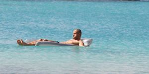 04-01-2012 SHOWBIZZ; ARIE BOOMSMA OP CURACAO. Arie Boomsma is zonder zijn geliefde op vakantie op Curacao. De meest begeerde vrijgezel van Nederland dobberde heerlijk op een luchtbedje op het blauwe water van Curacao. Met wie was Arie dan op vakantie op Curacao en met wie deelkde hij zijn hotelkamer? Deze week het hele verhaal en de foto-s in weekblad Prive.
foto: Albert den Iseger