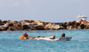 04-01-2012 SHOWBIZZ; ARIE BOOMSMA OP CURACAO. Arie Boomsma is zonder zijn geliefde op vakantie op Curacao. De meest begeerde vrijgezel van Nederland dobberde heerlijk op een luchtbedje op het blauwe water van Curacao. Met wie was Arie dan op vakantie op Curacao en met wie deelkde hij zijn hotelkamer? Deze week het hele verhaal en de foto-s in weekblad Prive.
foto: Albert den Iseger