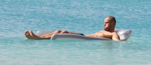 04-01-2012 SHOWBIZZ; ARIE BOOMSMA OP CURACAO. Arie Boomsma is zonder zijn geliefde op vakantie op Curacao. De meest begeerde vrijgezel van Nederland dobberde heerlijk op een luchtbedje op het blauwe water van Curacao. Met wie was Arie dan op vakantie op Curacao en met wie deelkde hij zijn hotelkamer? Deze week het hele verhaal en de foto-s in weekblad Prive.
foto: Albert den Iseger