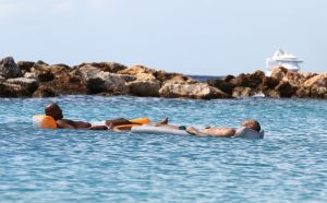 04-01-2012 SHOWBIZZ; ARIE BOOMSMA OP CURACAO. Arie Boomsma is zonder zijn geliefde op vakantie op Curacao. De meest begeerde vrijgezel van Nederland dobberde heerlijk op een luchtbedje op het blauwe water van Curacao. Met wie was Arie dan op vakantie op Curacao en met wie deelkde hij zijn hotelkamer? Deze week het hele verhaal en de foto-s in weekblad Prive.
foto: Albert den Iseger
