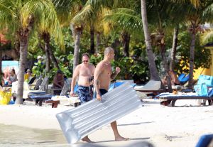 04-01-2012 SHOWBIZZ; ARIE BOOMSMA OP CURACAO. Arie Boomsma is zonder zijn geliefde op vakantie op Curacao. De meest begeerde vrijgezel van Nederland dobberde heerlijk op een luchtbedje op het blauwe water van Curacao. Met wie was Arie dan op vakantie op Curacao en met wie deelkde hij zijn hotelkamer? Deze week het hele verhaal en de foto-s in weekblad Prive.
foto: Albert den Iseger