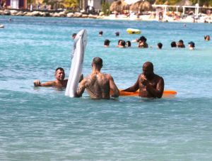 04-01-2012 SHOWBIZZ; ARIE BOOMSMA OP CURACAO. Arie Boomsma is zonder zijn geliefde op vakantie op Curacao. De meest begeerde vrijgezel van Nederland dobberde heerlijk op een luchtbedje op het blauwe water van Curacao. Met wie was Arie dan op vakantie op Curacao en met wie deelkde hij zijn hotelkamer? Deze week het hele verhaal en de foto-s in weekblad Prive.
foto: Albert den Iseger