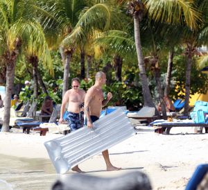 04-01-2012 SHOWBIZZ; ARIE BOOMSMA OP CURACAO. Arie Boomsma is zonder zijn geliefde op vakantie op Curacao. De meest begeerde vrijgezel van Nederland dobberde heerlijk op een luchtbedje op het blauwe water van Curacao. Met wie was Arie dan op vakantie op Curacao en met wie deelkde hij zijn hotelkamer? Deze week het hele verhaal en de foto-s in weekblad Prive.
foto: Albert den Iseger