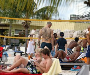 04-01-2012 SHOWBIZZ; ARIE BOOMSMA OP CURACAO. Arie Boomsma is zonder zijn geliefde op vakantie op Curacao. De meest begeerde vrijgezel van Nederland dobberde heerlijk op een luchtbedje op het blauwe water van Curacao. Met wie was Arie dan op vakantie op Curacao en met wie deelkde hij zijn hotelkamer? Deze week het hele verhaal en de foto-s in weekblad Prive.
foto: Albert den Iseger