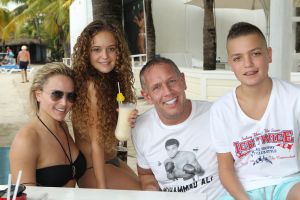 05-01-2012 SHOWBIZZ; JAN EN LIZA SMIT,NICK EN SIMON EN PARTNERS OP WERKVAKANTIE OP CURACAO. Het was weer gezellig op Mambo Beach en bij het nabijgelegen Lions Dive hotel. Elke dag was er Foot Volley samen met Edwin van der Sar en Frank de Boer. Natuurlijk deden Nick en Simon ook mee samen met Jan Smit. Gezellig was het natuurlijk met grappenmaker Najib Amhali die er ook 2 optredens deed. Gerard Joling kwam nog even aanwaaien samen met Wilfred Genee. Irene Moors zou ook nog even op visite komen maar kon helaas niet ivm met de Life for You uitzending zondagmiddag. Patty Brard kwam na de kerstdagen ook nog even langs , want zonder Patty is het feest natuurlijk niet geslaagd. Het weer was top met op zijn tijd een plons regen. Heel Volendam genoot weer van een korte werkvakantie op prachtig Curacao. Jaap Buijs hield de teugels strak en dirigeerde
samen met de meegevlogen ouders van het Volendamse talent regelmatig een pauze in, zodat ze straks weer fris aan de bak kunnen gaan.
foto: Albert den Iseger.
