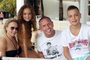 05-01-2012 SHOWBIZZ; JAN EN LIZA SMIT,NICK EN SIMON EN PARTNERS OP WERKVAKANTIE OP CURACAO. Het was weer gezellig op Mambo Beach en bij het nabijgelegen Lions Dive hotel. Elke dag was er Foot Volley samen met Edwin van der Sar en Frank de Boer. Natuurlijk deden Nick en Simon ook mee samen met Jan Smit. Gezellig was het natuurlijk met grappenmaker Najib Amhali die er ook 2 optredens deed. Gerard Joling kwam nog even aanwaaien samen met Wilfred Genee. Irene Moors zou ook nog even op visite komen maar kon helaas niet ivm met de Life for You uitzending zondagmiddag. Patty Brard kwam na de kerstdagen ook nog even langs , want zonder Patty is het feest natuurlijk niet geslaagd. Het weer was top met op zijn tijd een plons regen. Heel Volendam genoot weer van een korte werkvakantie op prachtig Curacao. Jaap Buijs hield de teugels strak en dirigeerde
samen met de meegevlogen ouders van het Volendamse talent regelmatig een pauze in, zodat ze straks weer fris aan de bak kunnen gaan.
foto: Albert den Iseger.
