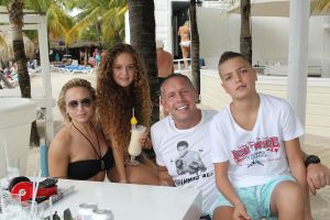 05-01-2012 SHOWBIZZ; JAN EN LIZA SMIT,NICK EN SIMON EN PARTNERS OP WERKVAKANTIE OP CURACAO. Het was weer gezellig op Mambo Beach en bij het nabijgelegen Lions Dive hotel. Elke dag was er Foot Volley samen met Edwin van der Sar en Frank de Boer. Natuurlijk deden Nick en Simon ook mee samen met Jan Smit. Gezellig was het natuurlijk met grappenmaker Najib Amhali die er ook 2 optredens deed. Gerard Joling kwam nog even aanwaaien samen met Wilfred Genee. Irene Moors zou ook nog even op visite komen maar kon helaas niet ivm met de Life for You uitzending zondagmiddag. Patty Brard kwam na de kerstdagen ook nog even langs , want zonder Patty is het feest natuurlijk niet geslaagd. Het weer was top met op zijn tijd een plons regen. Heel Volendam genoot weer van een korte werkvakantie op prachtig Curacao. Jaap Buijs hield de teugels strak en dirigeerde
samen met de meegevlogen ouders van het Volendamse talent regelmatig een pauze in, zodat ze straks weer fris aan de bak kunnen gaan.
foto: Albert den Iseger.
