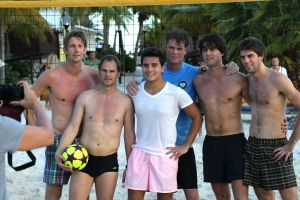 05-01-2012 SHOWBIZZ; JAN EN LIZA SMIT,NICK EN SIMON EN PARTNERS OP WERKVAKANTIE OP CURACAO. Het was weer gezellig op Mambo Beach en bij het nabijgelegen Lions Dive hotel. Elke dag was er Foot Volley samen met Edwin van der Sar en Frank de Boer. Natuurlijk deden Nick en Simon ook mee samen met Jan Smit. Gezellig was het natuurlijk met grappenmaker Najib Amhali die er ook 2 optredens deed. Gerard Joling kwam nog even aanwaaien samen met Wilfred Genee. Irene Moors zou ook nog even op visite komen maar kon helaas niet ivm met de Life for You uitzending zondagmiddag. Patty Brard kwam na de kerstdagen ook nog even langs , want zonder Patty is het feest natuurlijk niet geslaagd. Het weer was top met op zijn tijd een plons regen. Heel Volendam genoot weer van een korte werkvakantie op prachtig Curacao. Jaap Buijs hield de teugels strak en dirigeerde
samen met de meegevlogen ouders van het Volendamse talent regelmatig een pauze in, zodat ze straks weer fris aan de bak kunnen gaan.
foto: Albert den Iseger.
