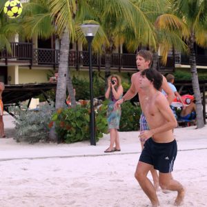 05-01-2012 SHOWBIZZ; JAN EN LIZA SMIT,NICK EN SIMON EN PARTNERS OP WERKVAKANTIE OP CURACAO. Het was weer gezellig op Mambo Beach en bij het nabijgelegen Lions Dive hotel. Elke dag was er Foot Volley samen met Edwin van der Sar en Frank de Boer. Natuurlijk deden Nick en Simon ook mee samen met Jan Smit. Gezellig was het natuurlijk met grappenmaker Najib Amhali die er ook 2 optredens  deed. Gerard Joling kwam nog even aanwaaien samen met Wilfred Genee. Irene Moors zou ook nog even op visite komen maar kon helaas niet ivm met de Life for You uitzending zondagmiddag. Patty Brard kwam na de kerstdagen ook nog even langs , want zonder Patty is het feest natuurlijk niet geslaagd. Het weer was top met op zijn tijd een plons regen. Heel Volendam genoot weer van een korte werkvakantie op prachtig Curacao. Jaap Buijs hield de teugels strak en dirigeerde
 samen met de meegevlogen ouders van het Volendamse talent  regelmatig een pauze in, zodat ze straks weer fris aan de bak kunnen gaan.
foto: Albert den Iseger.