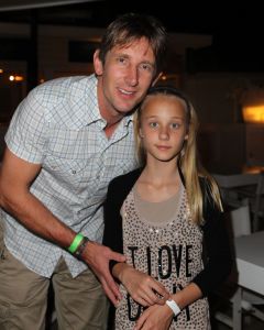 05-01-2012 SHOWBIZZ; JAN EN LIZA SMIT,NICK EN SIMON EN PARTNERS OP WERKVAKANTIE OP CURACAO. Het was weer gezellig op Mambo Beach en bij het nabijgelegen Lions Dive hotel. Elke dag was er Foot Volley samen met Edwin van der Sar en Frank de Boer. Natuurlijk deden Nick en Simon ook mee samen met Jan Smit. Gezellig was het natuurlijk met grappenmaker Najib Amhali die er ook 2 optredens  deed. Gerard Joling kwam nog even aanwaaien samen met Wilfred Genee. Irene Moors zou ook nog even op visite komen maar kon helaas niet ivm met de Life for You uitzending zondagmiddag. Patty Brard kwam na de kerstdagen ook nog even langs , want zonder Patty is het feest natuurlijk niet geslaagd. Het weer was top met op zijn tijd een plons regen. Heel Volendam genoot weer van een korte werkvakantie op prachtig Curacao. Jaap Buijs hield de teugels strak en dirigeerde
 samen met de meegevlogen ouders van het Volendamse talent  regelmatig een pauze in, zodat ze straks weer fris aan de bak kunnen gaan.
foto: Albert den Iseger.