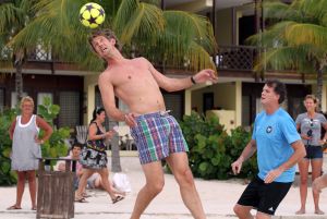 05-01-2012 SHOWBIZZ; JAN EN LIZA SMIT,NICK EN SIMON EN PARTNERS OP WERKVAKANTIE OP CURACAO. Het was weer gezellig op Mambo Beach en bij het nabijgelegen Lions Dive hotel. Elke dag was er Foot Volley samen met Edwin van der Sar en Frank de Boer. Natuurlijk deden Nick en Simon ook mee samen met Jan Smit. Gezellig was het natuurlijk met grappenmaker Najib Amhali die er ook 2 optredens  deed. Gerard Joling kwam nog even aanwaaien samen met Wilfred Genee. Irene Moors zou ook nog even op visite komen maar kon helaas niet ivm met de Life for You uitzending zondagmiddag. Patty Brard kwam na de kerstdagen ook nog even langs , want zonder Patty is het feest natuurlijk niet geslaagd. Het weer was top met op zijn tijd een plons regen. Heel Volendam genoot weer van een korte werkvakantie op prachtig Curacao. Jaap Buijs hield de teugels strak en dirigeerde
 samen met de meegevlogen ouders van het Volendamse talent  regelmatig een pauze in, zodat ze straks weer fris aan de bak kunnen gaan.
foto: Albert den Iseger.